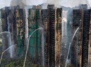 Vazhdojnë kërkimet për të zhdukurit në Hong Kong pas flakëve vdekjeprurëse