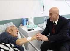 Haradinaj viziton babanë e Ilir Konushevcit dhe i uron shërim të shpejtë