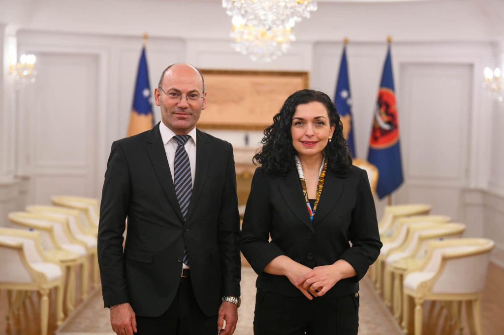 Qeveria kërkon nga Vjosa Osmani shkarkimin e Vehbi Miftarit nga posti në Vatikan – Ish-këshilltarit të Presidentes i ngarkohen shkelje të rënda