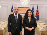 Qeveria kërkon nga Vjosa Osmani shkarkimin e Vehbi Miftarit nga posti në Vatikan – Ish-këshilltarit të Presidentes i ngarkohen shkelje të rënda