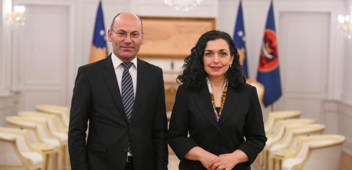 Qeveria kërkon nga Vjosa Osmani shkarkimin e Vehbi Miftarit nga posti në Vatikan – Ish-këshilltarit të Presidentes i ngarkohen shkelje të rënda