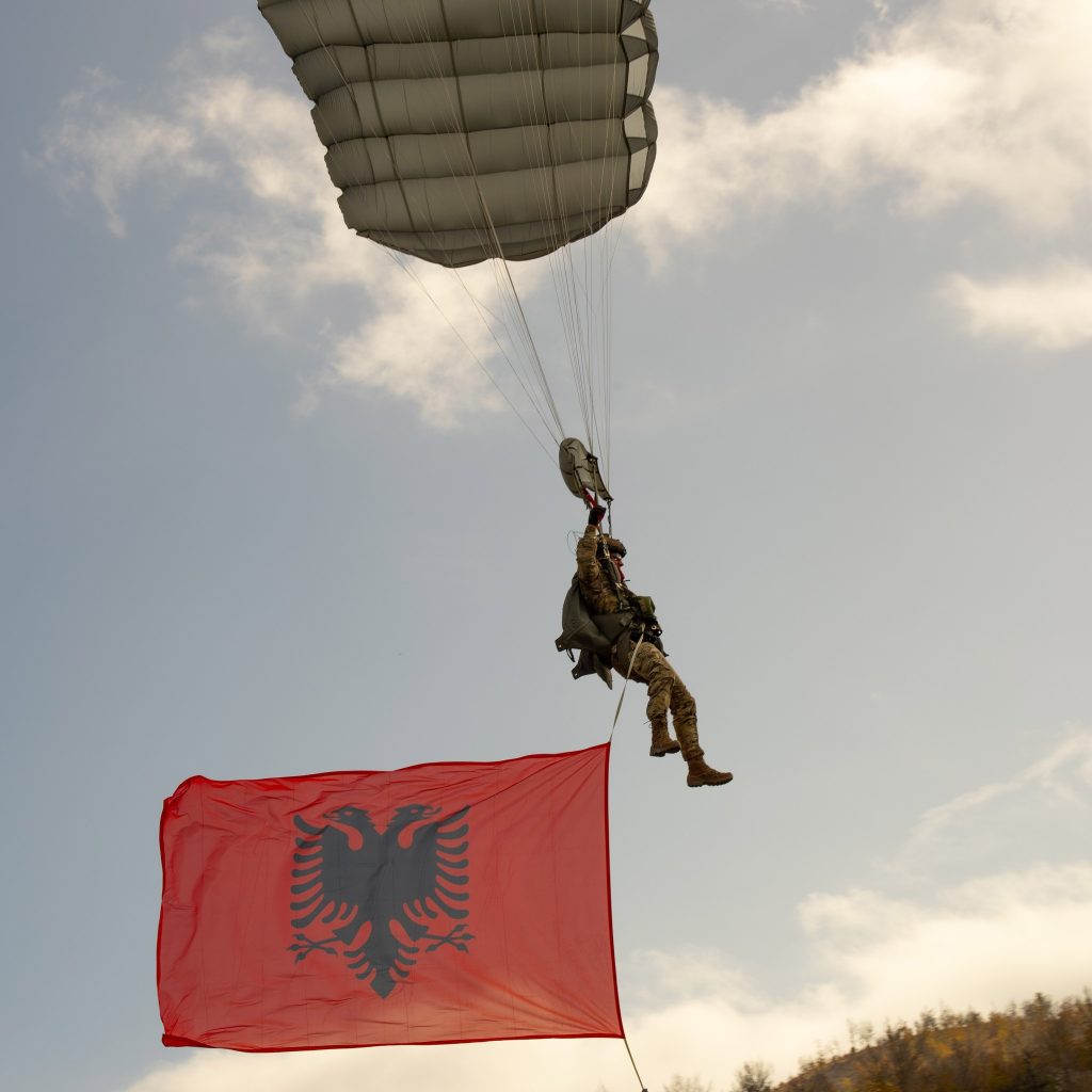 Shtabi Suprem i Fuqive Aleate për Europë uron në gjuhën shqipe për 28 Nëntor: Sot festojmë së bashku