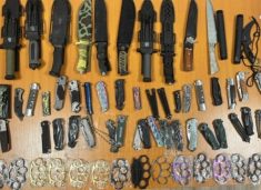 Sekuestrohen 54 thika, 14 boksa metalikë dhe 2 shufra në Prishtinë, dyshohet se shiteshin tek të miturit