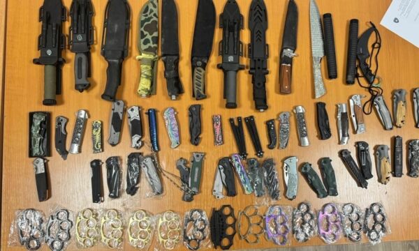 Sekuestrohen 54 thika, 14 boksa metalikë dhe 2 shufra në Prishtinë, dyshohet se shiteshin tek të miturit