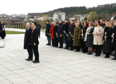 Basha me antarët tjerë të Vetvendosjes bëjnë homazhe në Prekaz