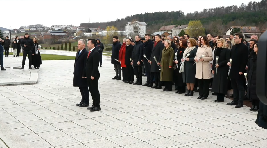 Basha me antarët tjerë të Vetvendosjes bëjnë homazhe në Prekaz