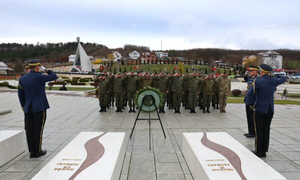 FSK bën homazhe në Kompleksin Memorial në Prekaz në nderim të sakrificës së familjes Jashari