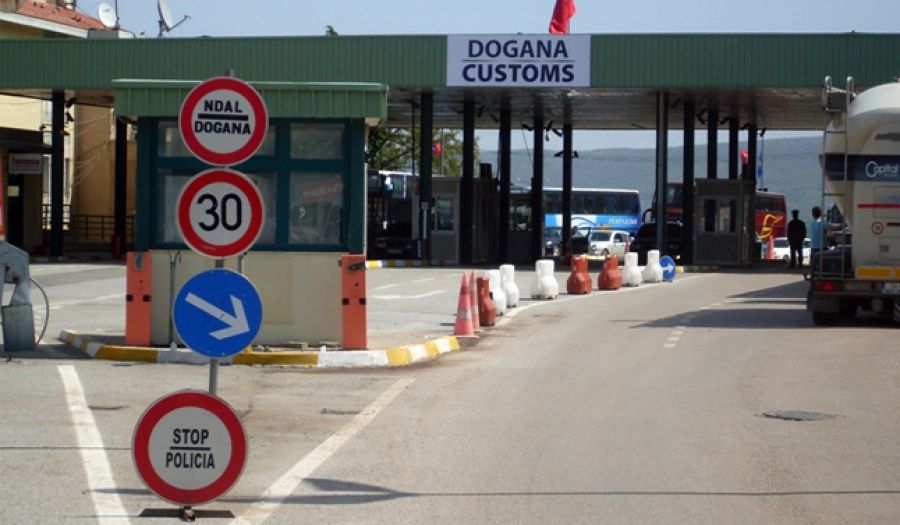 Shqiptarët e Kosovës zgjedhin të festojnë 28 Nëntorin në Shqipëri, shtohet fluksi në pikën kufitare të Morinës