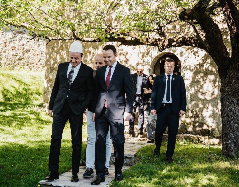 Peci publikon fotografinë e Kurtit me plis: Isa Boletini e nisi, Albin Kurti e bitisi