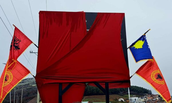 Shpaloset pllaka përkujtimore për dëshmorët dhe martirët e lirisë nga Orllani me rrethinë