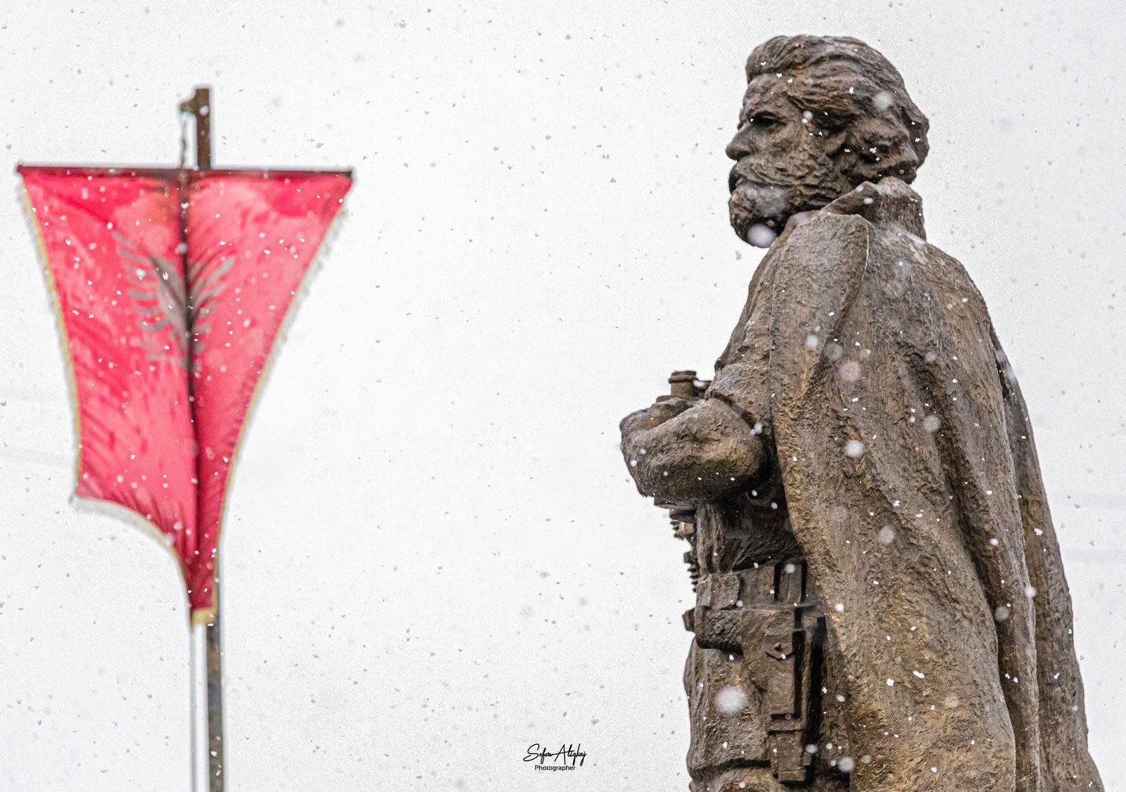 Osmani kujton Adem Jasharin: Ai është i gjallë në çdo zemër shqiptari!