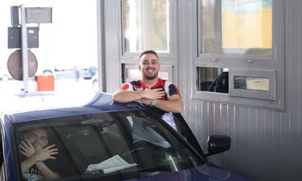 Nga Morina në Kakavijë, shqiptarët kthejnë pikat doganore në ‘arenë’ feste me flamuj e veshje kombëtare, Rama ndan pamjet