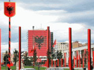 Nxiti urrejtje me postime fyese për flamurin, Gjykata e Tiranës i jep 2 vjet burg 33 vjeçarit nga Kosova