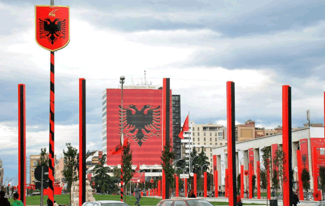 Nxiti urrejtje me postime fyese për flamurin, Gjykata e Tiranës i jep 2 vjet burg 33 vjeçarit nga Kosova