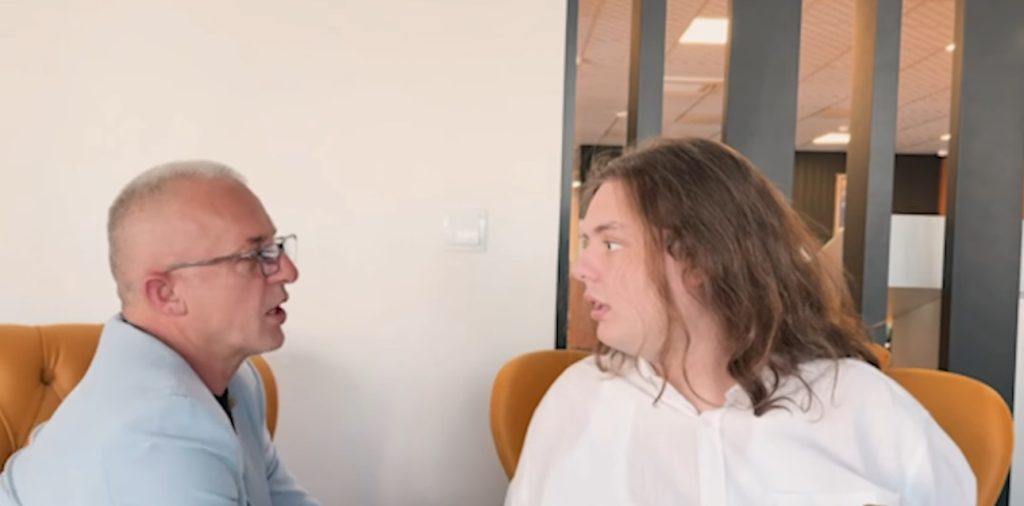 Emocionon Halil Kastrati- këndon me djalin e tij autik