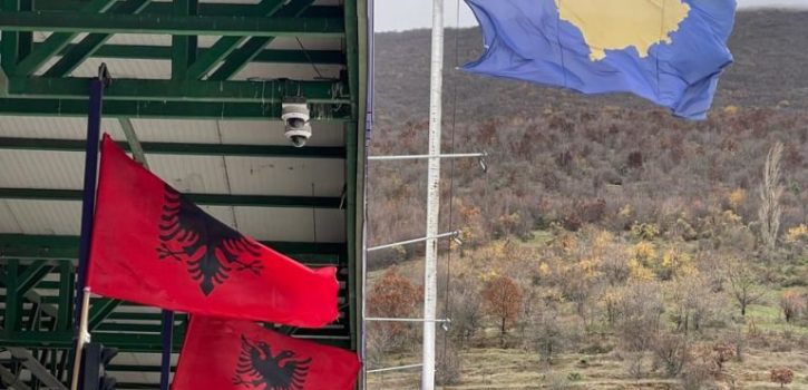 28 Nëntori: Rreth 20 mijë qytetarë nga Kosova shkuan në Shqipëri gjatë 24 orëve të fundit