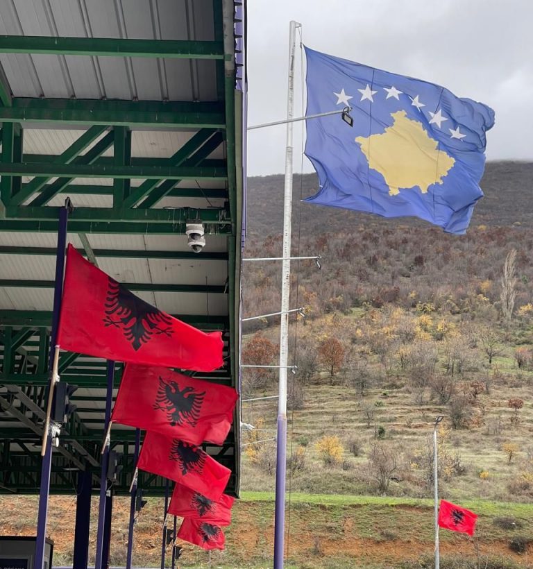 28 Nëntori: Rreth 20 mijë qytetarë nga Kosova shkuan në Shqipëri gjatë 24 orëve të fundit