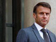 Macron: Nga viti i ardhshëm edhe në shkollat e mesme do të ndalohet përdorimi i telefonave
