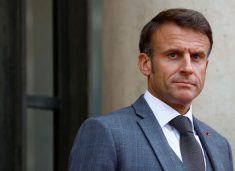 Macron: Nga viti i ardhshëm edhe në shkollat e mesme do të ndalohet përdorimi i telefonave
