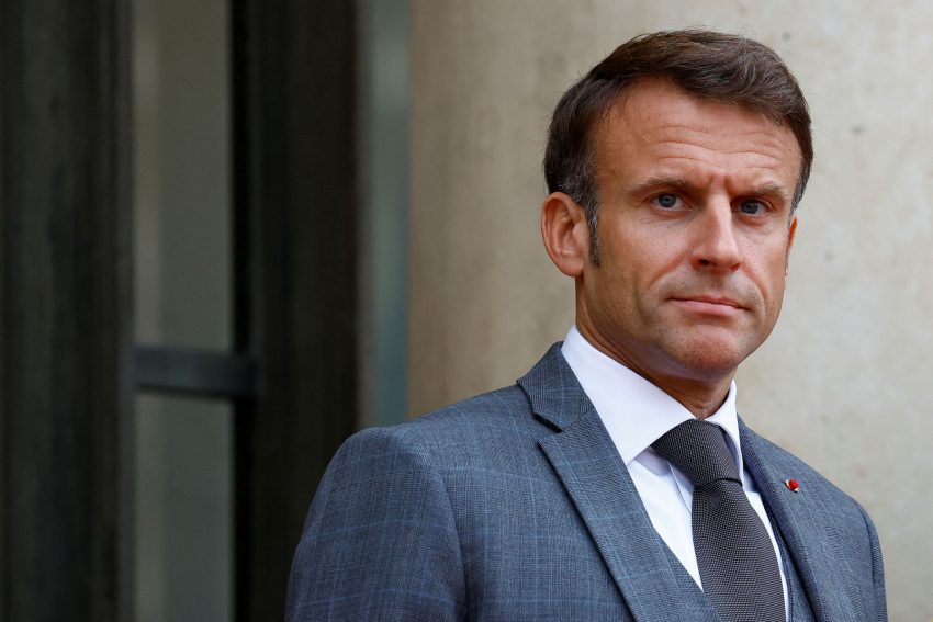 Macron: Nga viti i ardhshëm edhe në shkollat e mesme do të ndalohet përdorimi i telefonave