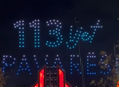 Spektakël i dronëve në Vlorë, qielli ndriçohet nga simbolet kuqezi