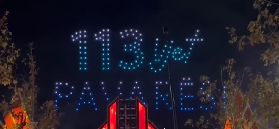 Spektakël i dronëve në Vlorë, qielli ndriçohet nga simbolet kuqezi