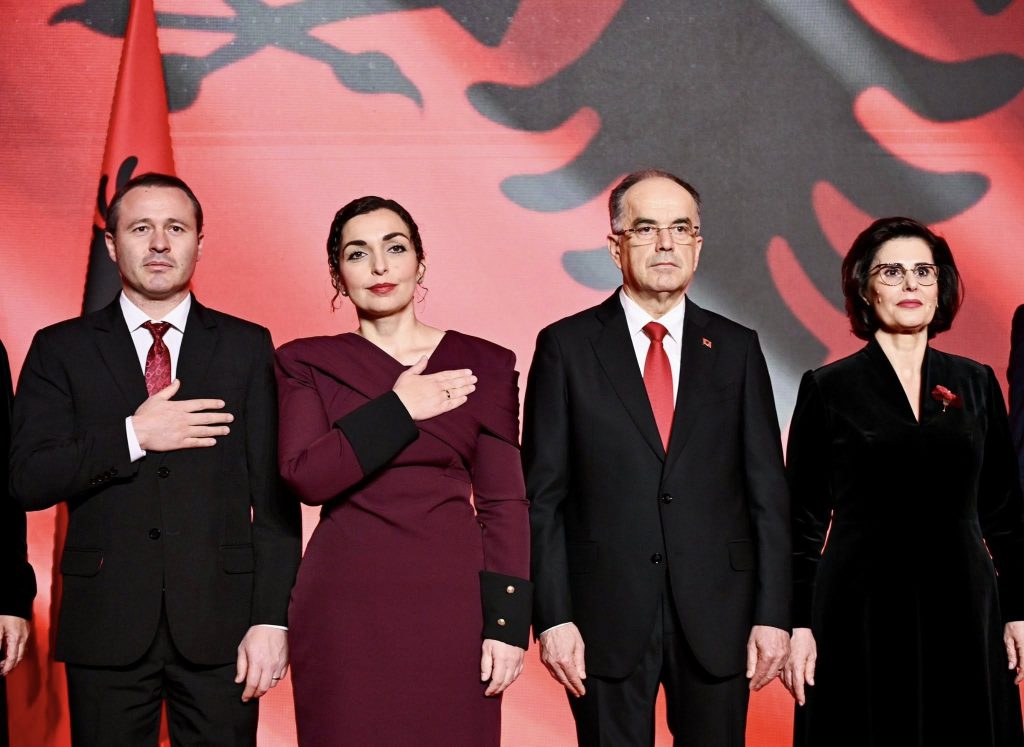 Presidentja Osmani për darkën e pavarësisë: Begaj na mblodhi sonte nën flamurin kuq e zi