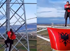 I riu rrezikon jetën për të festuar 28 Nëntorin, ngjitet në shtyllë të tensionit të lartë për ta vendosur flamurin