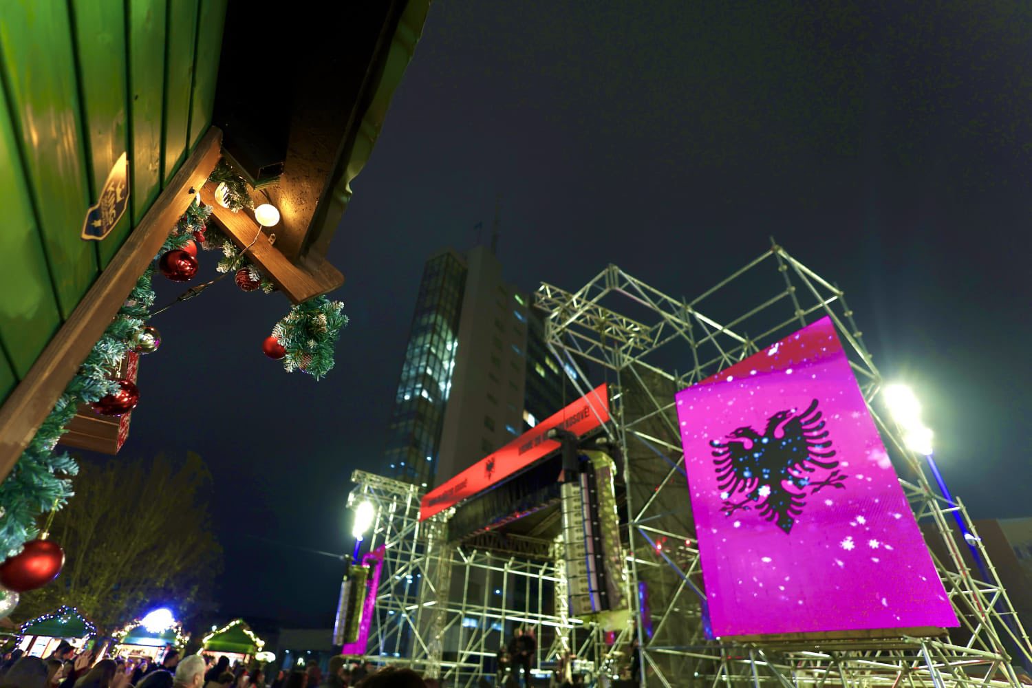 Përparim Rama i replikon një qytetari që i tha se ai s’e stolisi sheshin për 28 nëntor: Qytetarët hypin në shtylla a? Bravo bre