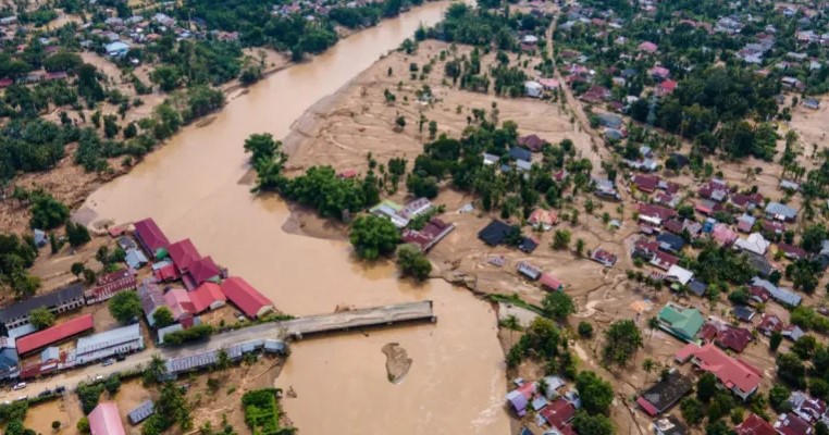 Mbi 300 të vdekur nga përmbytjet në Indonezi