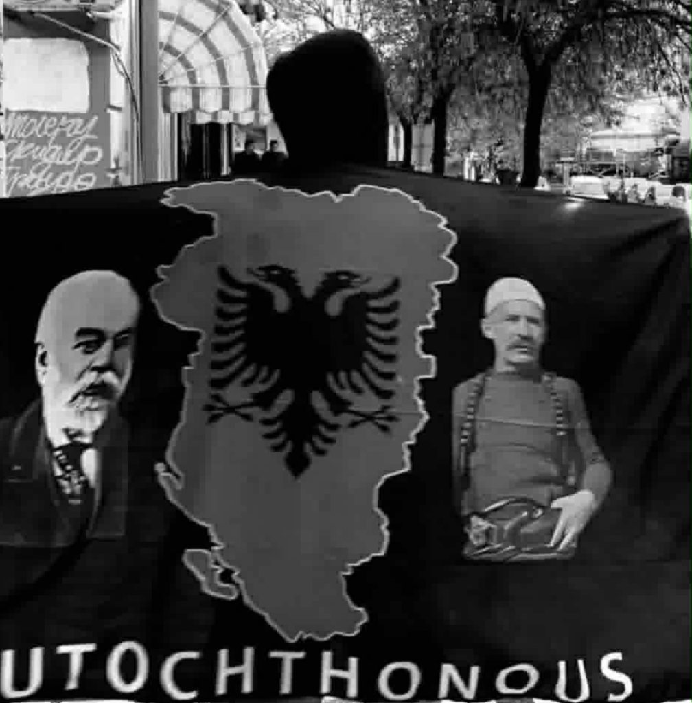 Konfiskimi i flamurit dhe arrestimi i të riut nga policia serbe ndezin debat për të drejtat e shqiptarëve në Kumanovë