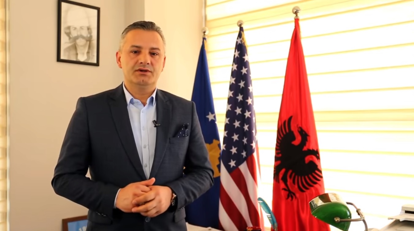 Reagon Bekim Jashari – Hedh dritë mbi origjinën e fotografive të Adem Jasharit dhe familjarëve të tij