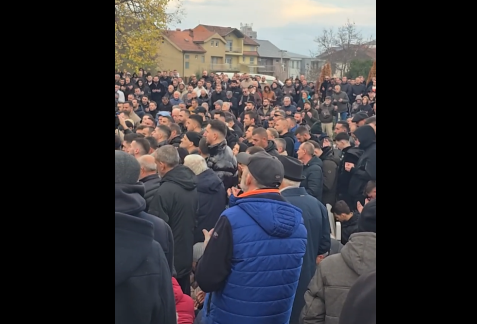 Mes shumë të pranishmëve, varroset Shpat Kasapi në vendlindje