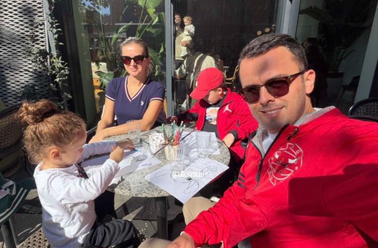 Korab Shaqiri del për kafe me gruan dhe fëmijët, bukuroshja mer vëmendjen me stilin e veshjes