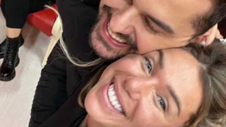 adelina-tahiri-e-kujton-shpatin-me-kete-foto-ku-shihen-te-perqafuar