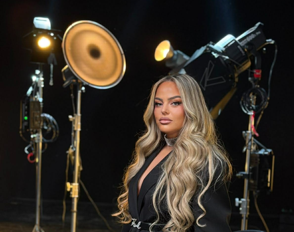 Adelina Spahija, këngëtarja që ndez skenën e dasmave