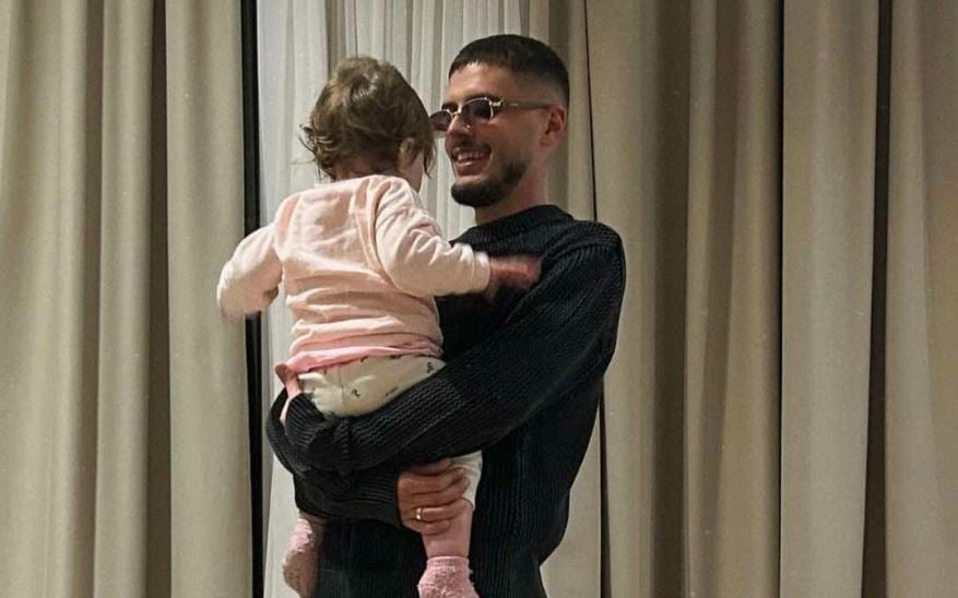 Nuk e dinim që ishte i tillë, kaq mirë po u kujdeska Bardhi për të bijën e tij, po e mban para dy duarsh