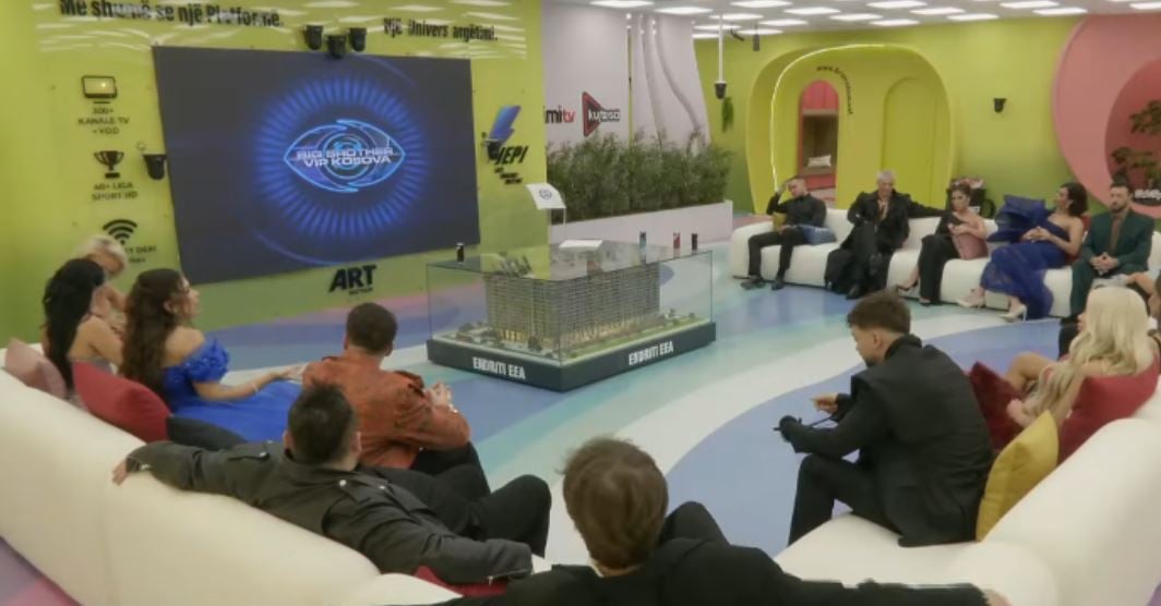  Dy banore  një frajer   vajzat që hynë mbrëmë në shtëpi tranohen për të njëjtin burrë