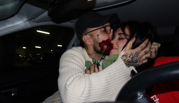 Jori publikon momente intime me të dashurin në tualet