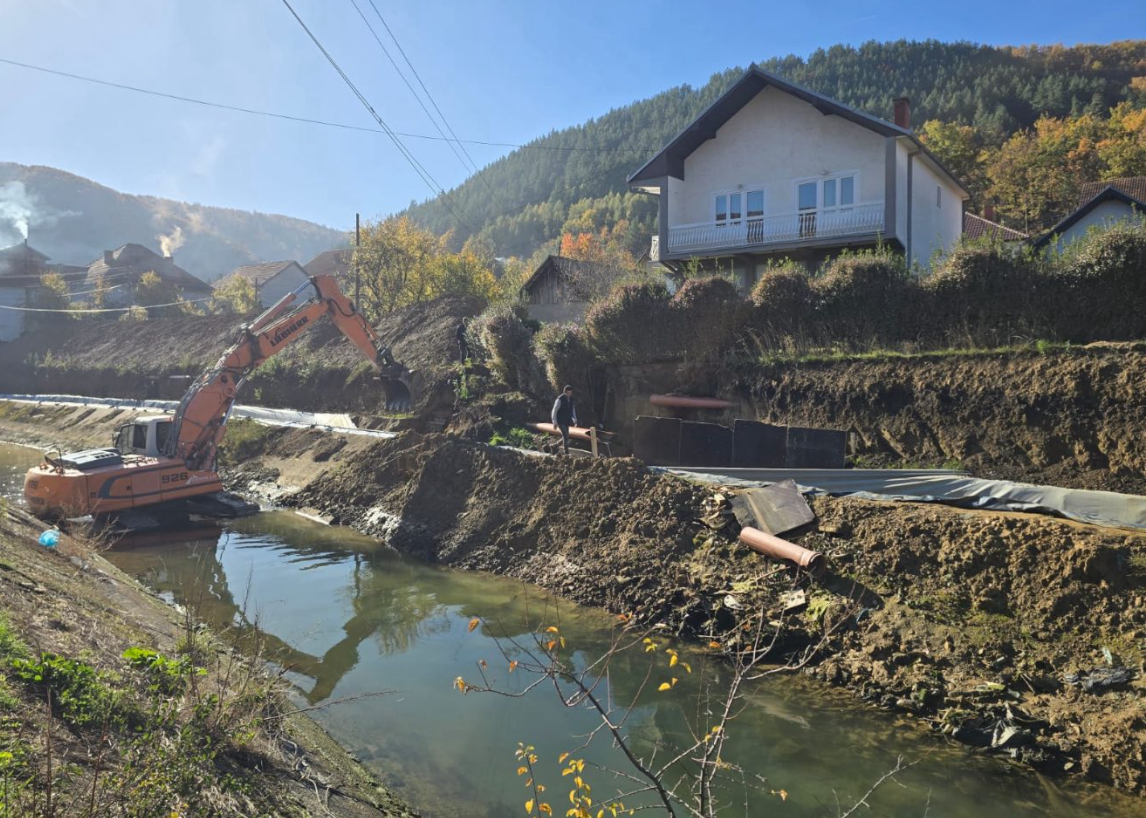 Mujka reagon për vërshimin e punishtes së urës mbi Ibër: S’është dorë njeriu, por nga të reshurat e shumta
