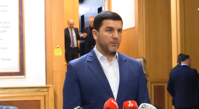 Vendi drejt zgjedhjeve të reja, Krasniqi: Mentaliteti i Kurtit e ka bllokuar Kosovën!