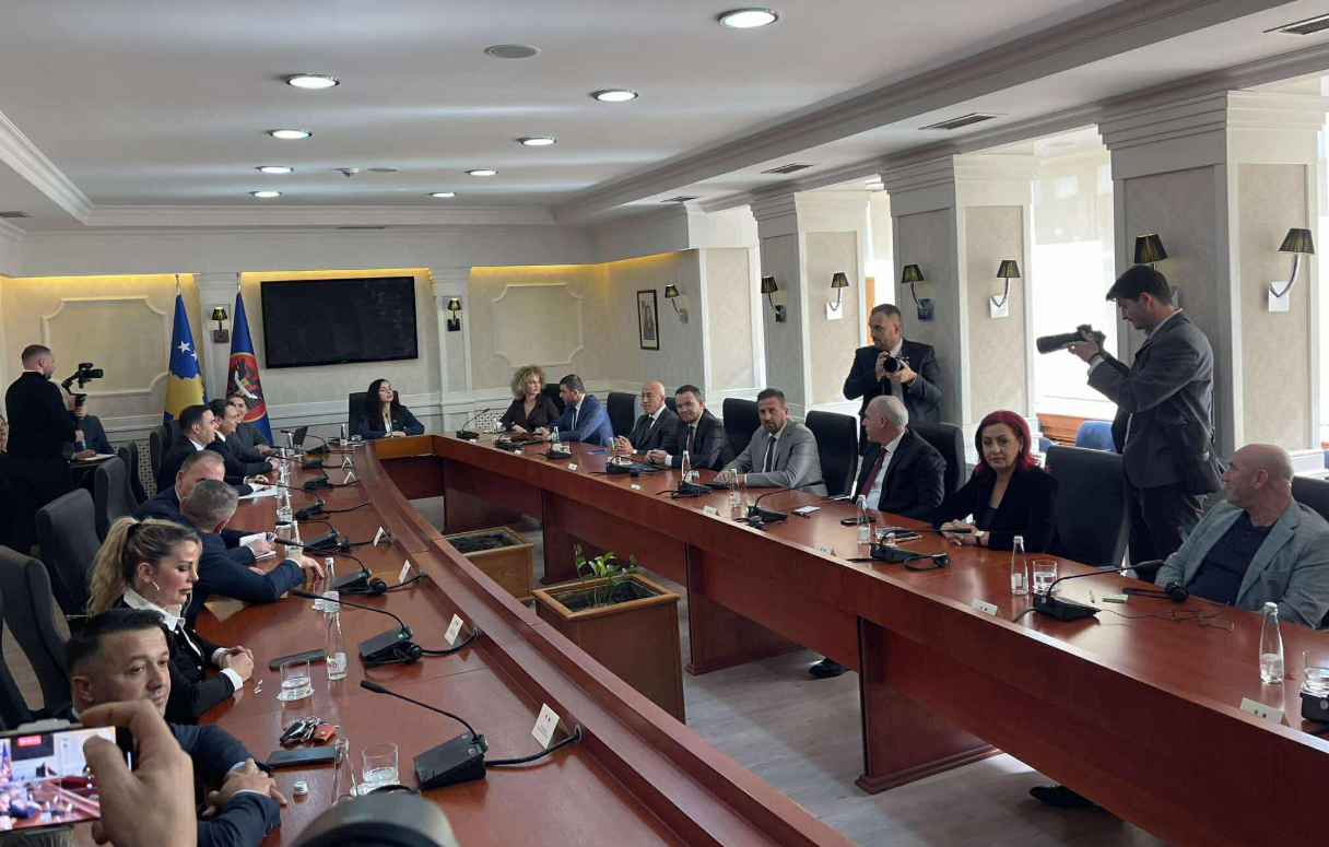 “A do të ketë mandatar të dytë për qeverinë e re”, krejt çka u tha dje pas takimit të partive me Presidenten