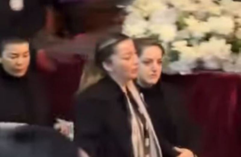 Me sy të skuqur nga lotët që s i ndalen  Selvija s mund ta mbajë veten në varrimin e burrit  Shpat Kasapi