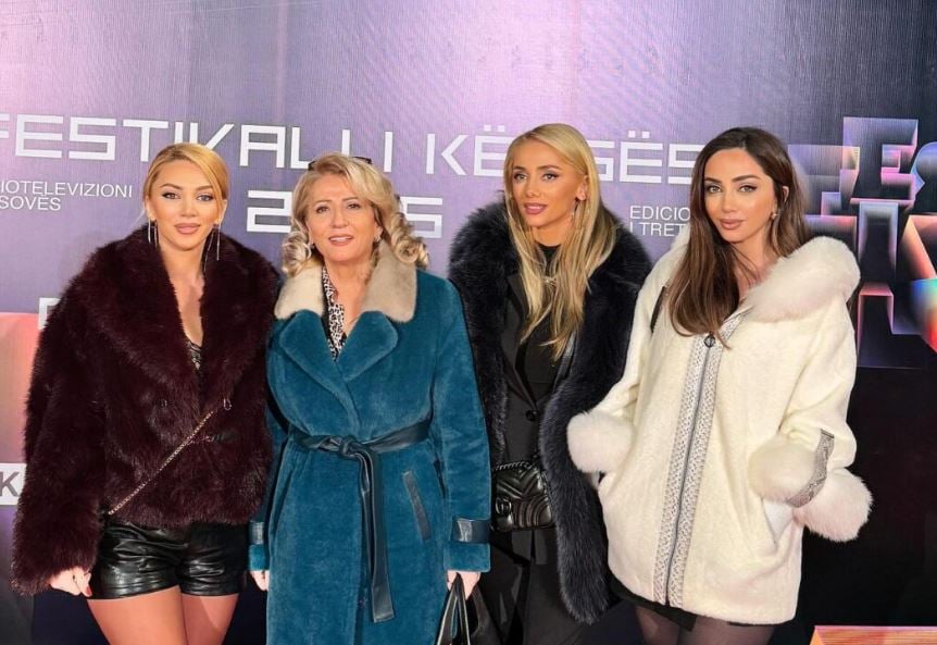 Shkurte Fejza ka dalur sonte me çikat e saj, janë veshur e pispilluar – më e re po duket nëna sesa të bijat (PAMJE)