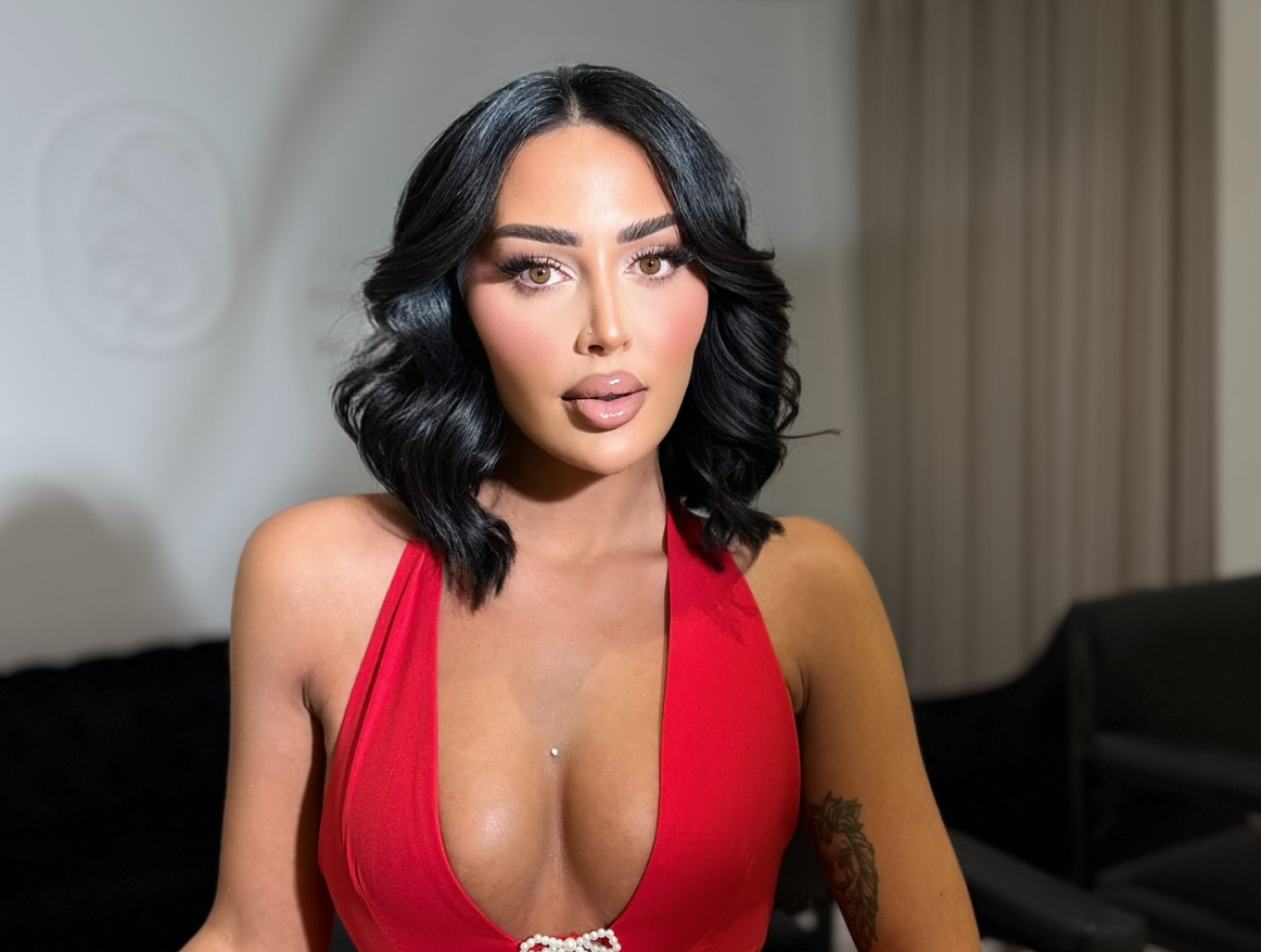 Zoja Nushi unike me fustan të kuq