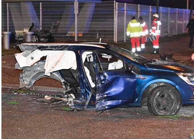 Dy të vdekur nga një aksident i rëndë në Mynih  vetura ndahet në dysh