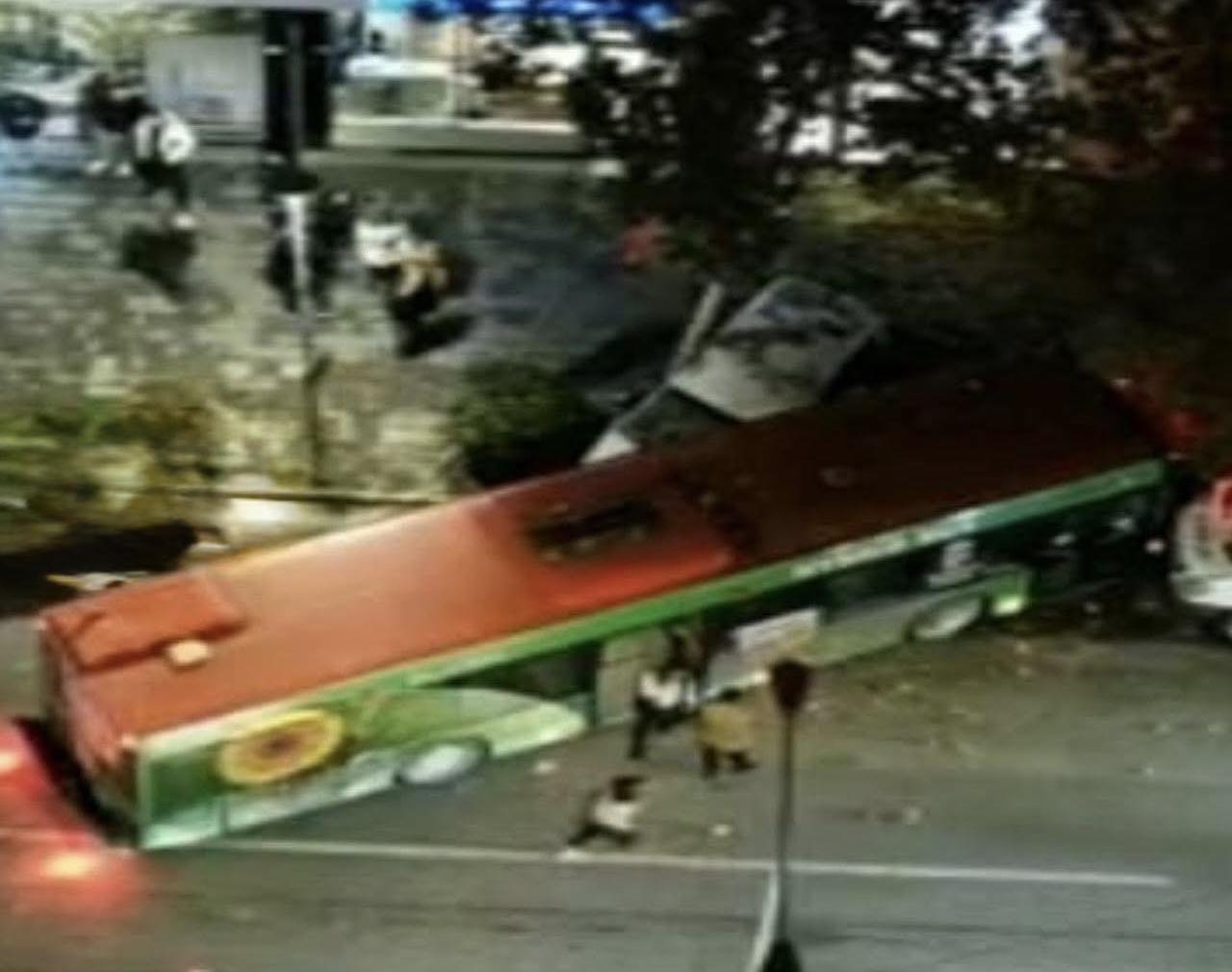 Autobusi urban tenton të shmangë biçikletën  përplas makinat e parkuara në Tiranë