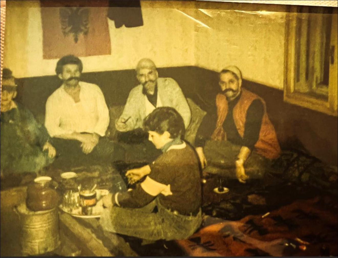  Të paçim gjatë  mixhë i dashur   Bekimi ndan një foto nga ditëlindjet që festonin Rifati dhe kryeheroi Adem Jashari