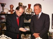 Pacolli ndan foto krahas Rugovës: Njeriu që me qetësi të hekurt ndërtoi themelet e shtetësisë sonë