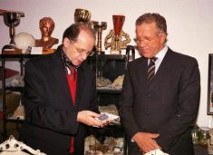 Pacolli ndan foto krahas Rugovës: Njeriu që me qetësi të hekurt ndërtoi themelet e shtetësisë sonë